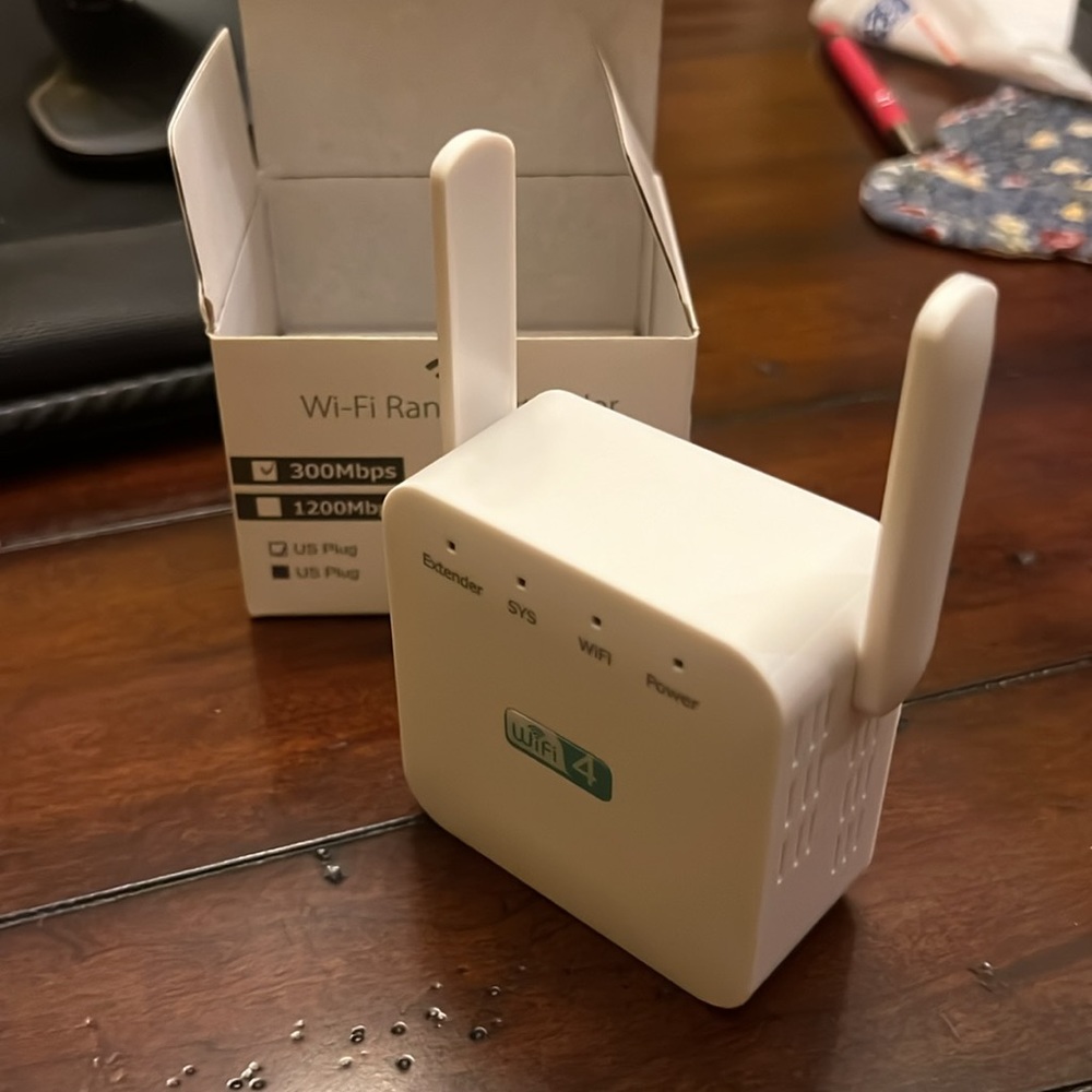 Plug-in Wi-Fi Repeater - Range Extender (300Mbps) 2.4GHz 802.11n/g/b • NIB